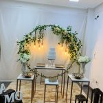 Leia mais sobre o artigo Noivado / Casamento Arco Com Flor Artificial E Lâmpadas com cordas