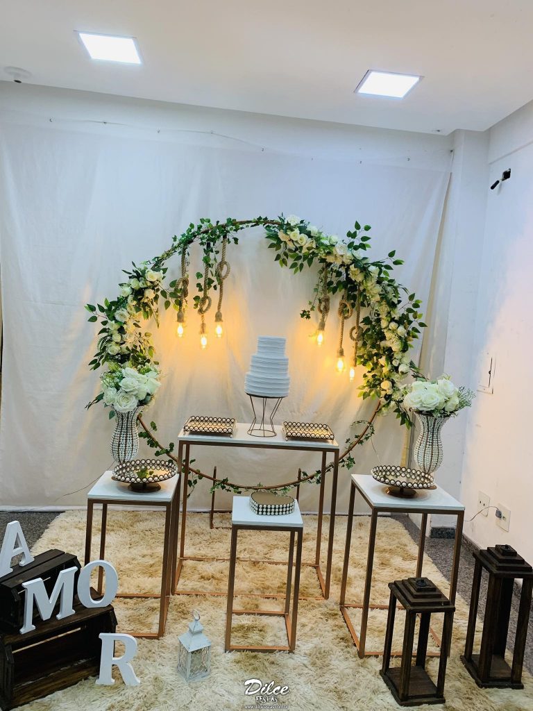 Leia mais sobre o artigo Noivado / Casamento Arco Com Flor Artificial E Lâmpadas com cordas